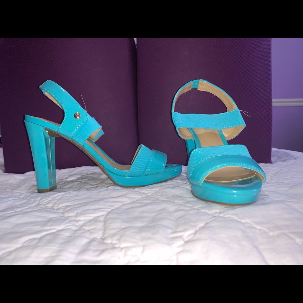Cube heels aqua color
